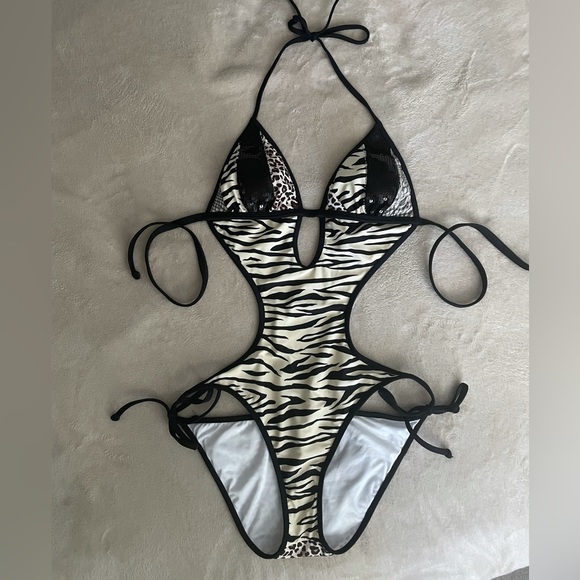 Guess one piece swimsuit - Picture 1 of 5